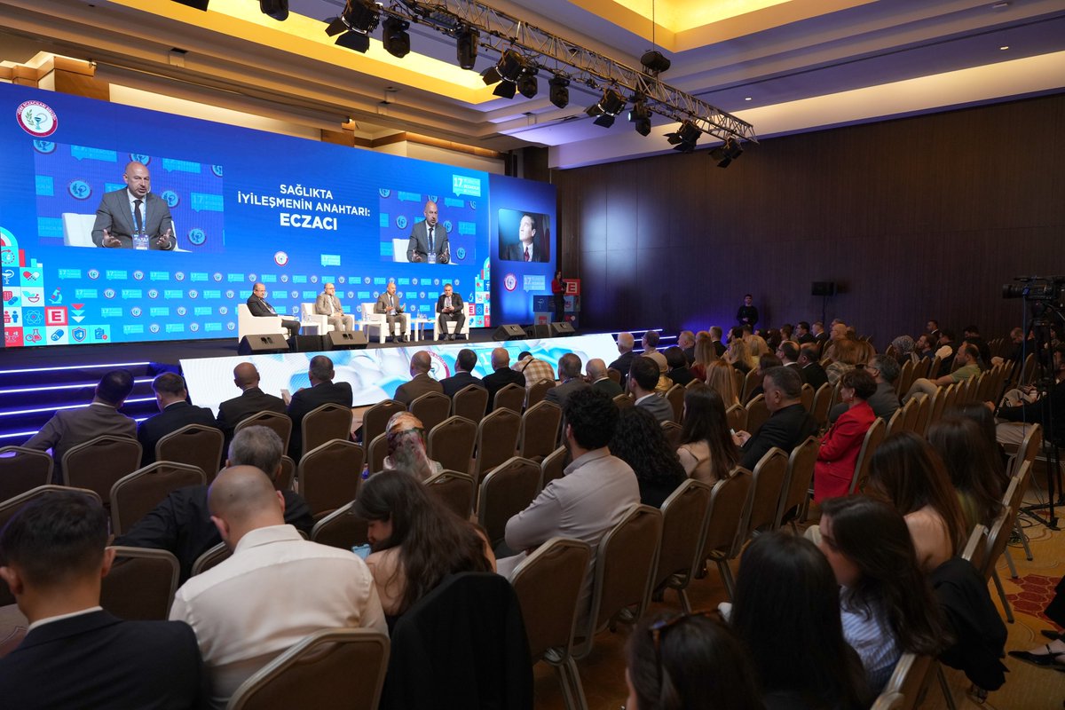 tebkurumsal's tweet photo. 17.Türkiye Eczacılık Kongremizin üçüncü gününde “Türkiye’de İlaçlara Erişim ve Sürdürülebilirlik: Geleceğin Politikaları” konulu panelimiz, TEK17 Salonunda gerçekleştirildi. Panel, Türk Eczacıları Birliği Başkanı Ecz. Arman Üney’in moderatörlüğünde, ilaç sanayinin önemli temsilcilerinin katılımıyla düzenlendi.

Panelde;
•Sayın Dr. Ümit Dereli – Araştırmacı İlaç Firmaları Derneği (AİFD) Genel Sekreteri,
•Sayın Dr. Sami Türkoğlu – Türkiye İlaç Sanayi Derneği (TİSD) Genel Sekreteri,
•Sayın Savaş Malkoç – İlaç Endüstrisi İşverenler Sendikası (İEİS) Genel Sekreteri

konuşmacı olarak yer aldı.

Panelde, ilaçlara erişim, sürdürülebilir sağlık politikaları ve geleceğe yönelik stratejiler çok yönlü olarak ele alındı.

Güçlü bir meslek, sağlıklı bir gelecek için hep birlikteyiz!

#TürkiyeEczacılıkKongresi