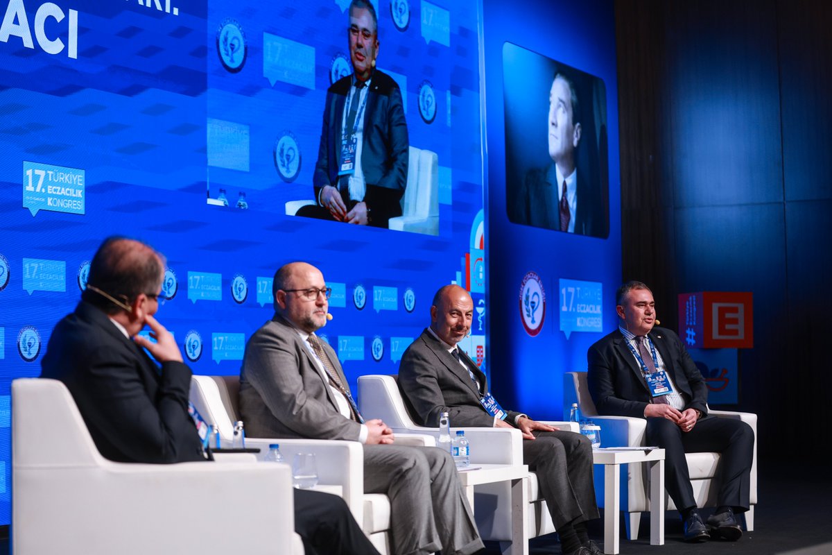 tebkurumsal's tweet photo. 17.Türkiye Eczacılık Kongremizin üçüncü gününde “Türkiye’de İlaçlara Erişim ve Sürdürülebilirlik: Geleceğin Politikaları” konulu panelimiz, TEK17 Salonunda gerçekleştirildi. Panel, Türk Eczacıları Birliği Başkanı Ecz. Arman Üney’in moderatörlüğünde, ilaç sanayinin önemli temsilcilerinin katılımıyla düzenlendi.

Panelde;
•Sayın Dr. Ümit Dereli – Araştırmacı İlaç Firmaları Derneği (AİFD) Genel Sekreteri,
•Sayın Dr. Sami Türkoğlu – Türkiye İlaç Sanayi Derneği (TİSD) Genel Sekreteri,
•Sayın Savaş Malkoç – İlaç Endüstrisi İşverenler Sendikası (İEİS) Genel Sekreteri

konuşmacı olarak yer aldı.

Panelde, ilaçlara erişim, sürdürülebilir sağlık politikaları ve geleceğe yönelik stratejiler çok yönlü olarak ele alındı.

Güçlü bir meslek, sağlıklı bir gelecek için hep birlikteyiz!

#TürkiyeEczacılıkKongresi