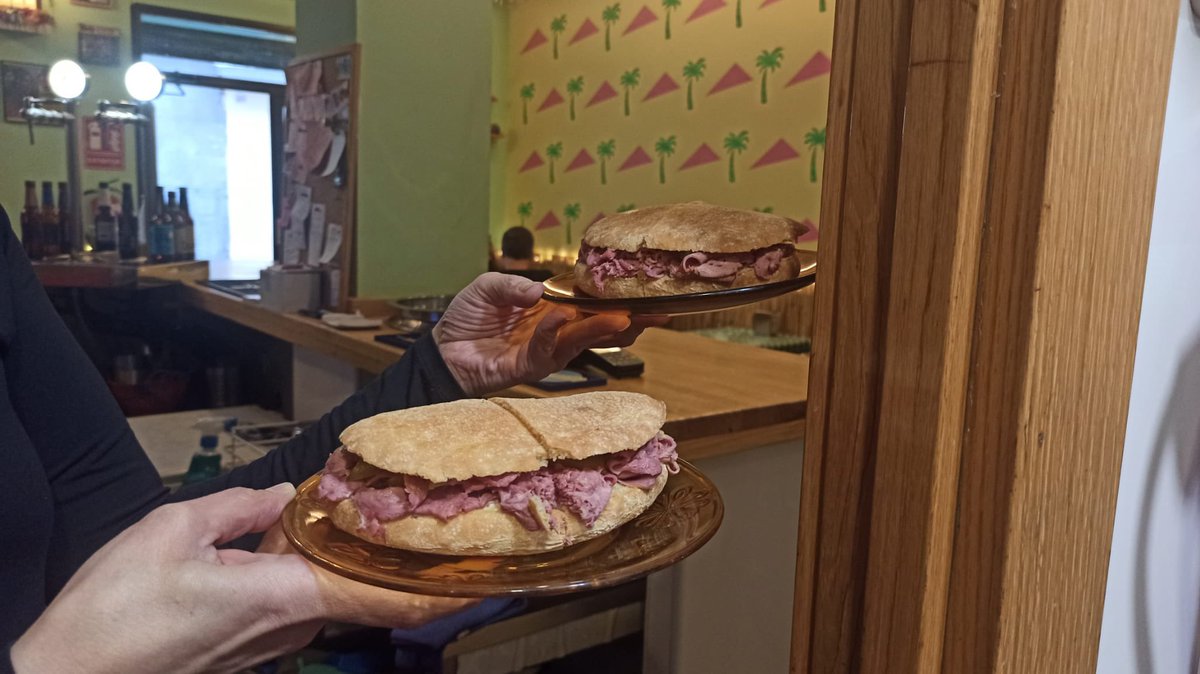 Coco_Bar_Madrid's tweet photo. Y seguimos sacando bocatas de pastrami. ¡Cocina abierta todo el día! https://t.co/AUpNXN7rfM