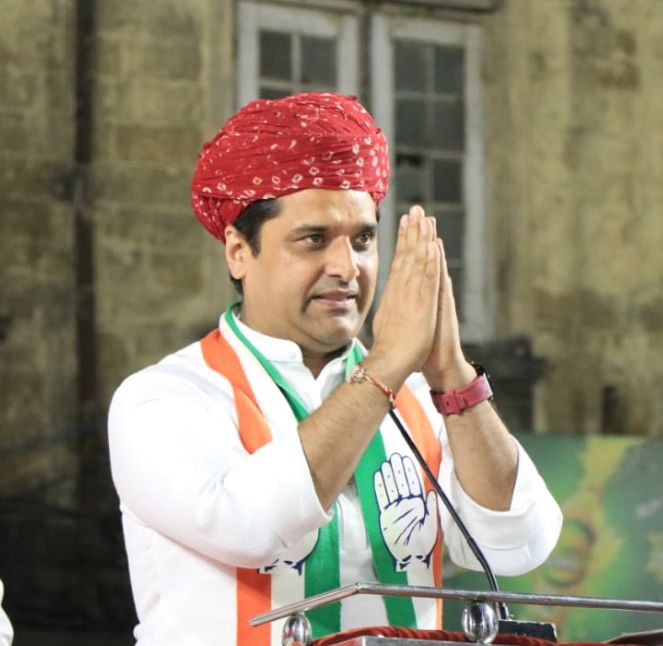 Lalitdewas's tweet photo. कॉंग्रेस नेता समाज सेवी ,सच्चे गौ सेवक हीराभाई देवासी 
@HiraDevasiINC
 ने  7 करोड़ की जमीन गौशाला को समर्पित की 
समाज सेवा की मिसाल पेश करते हुए कॉंग्रेस पार्टी के वरिष्ठ नेता हीराभाई देवासी ने नासिक-गुजरात हाइवे पर स्थित 40 बीघा की कीमती जमीन गौशाला के लिए दान में दी है। https://t.co/RbpRtq31Hr