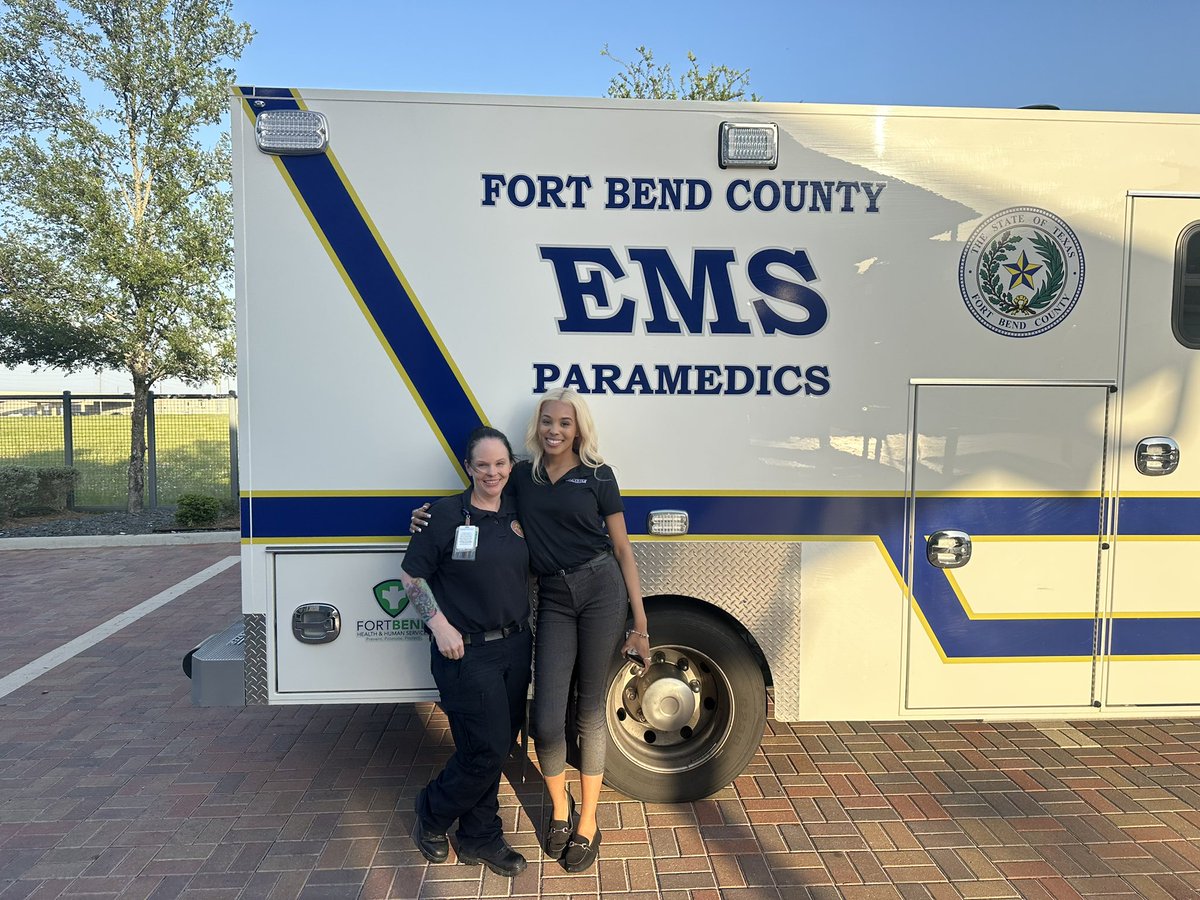 mpv603's tweet image. Paramedic Richmond attended a public safety meet & greet at the Granary Flats apartment community. The event gave residents an opportunity to meet first responders, see the apparatus & ask questions about emergency services. We appreciate the opportunity! 🚑📷: J. Richmond