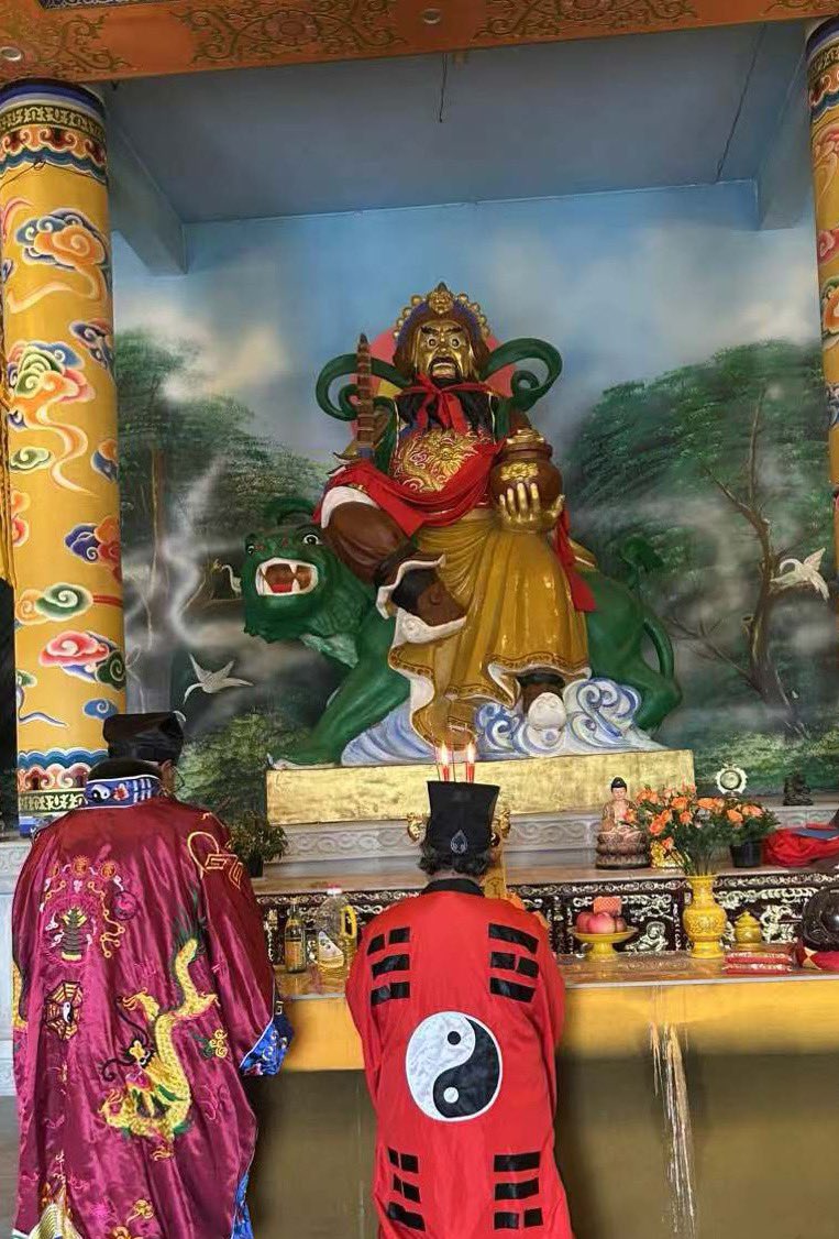 MasterMingYang's tweet photo. Unlock Fortune: Taoist Ritual Inside Fortune Temple

#TaoistRitual  

#ChineseMagic  

#SpiritualProtection  

#FengShuiTips https://t.co/6R9wCB2YrC