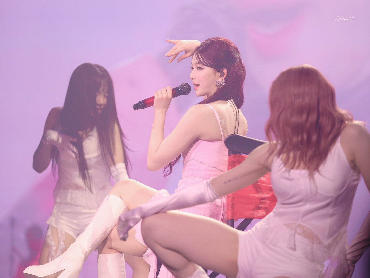 Wh1speR0123's tweet photo. 250412 서울 콘서트 🌹

#이사진최고
#아이사 #ISA 
#스테이씨 #STAYC https://t.co/POjlFR3o1e