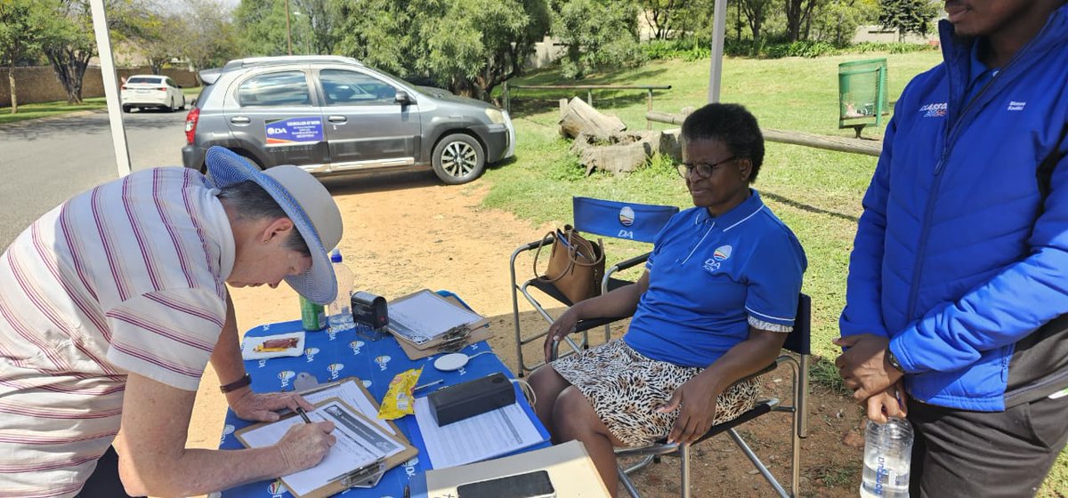 DAGauteng's tweet photo. 💙 To become a card carrying member of the Democratic Alliance visit, https://t.co/kCfqOJZzHX. 

📸 Johannesburg North West Constituency, Ward 134 voter interaction. https://t.co/EGj3kyZ4kv