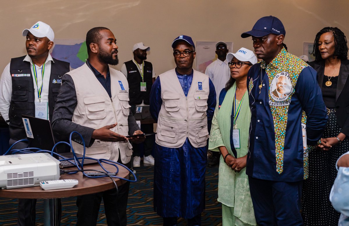 Observateurs_Ga's tweet photo. Sur invitation du ROC, les candidats à l’élection présidentielle du 12 avril ont visité tour à tour, les installations de la Situation Room. 

En images, la visite du candidat Brice Clotaire Oligui Nguema. 

#ROC #Gabon #Démocratie #ObservateursCitoyens https://t.co/qdGNrXysq1