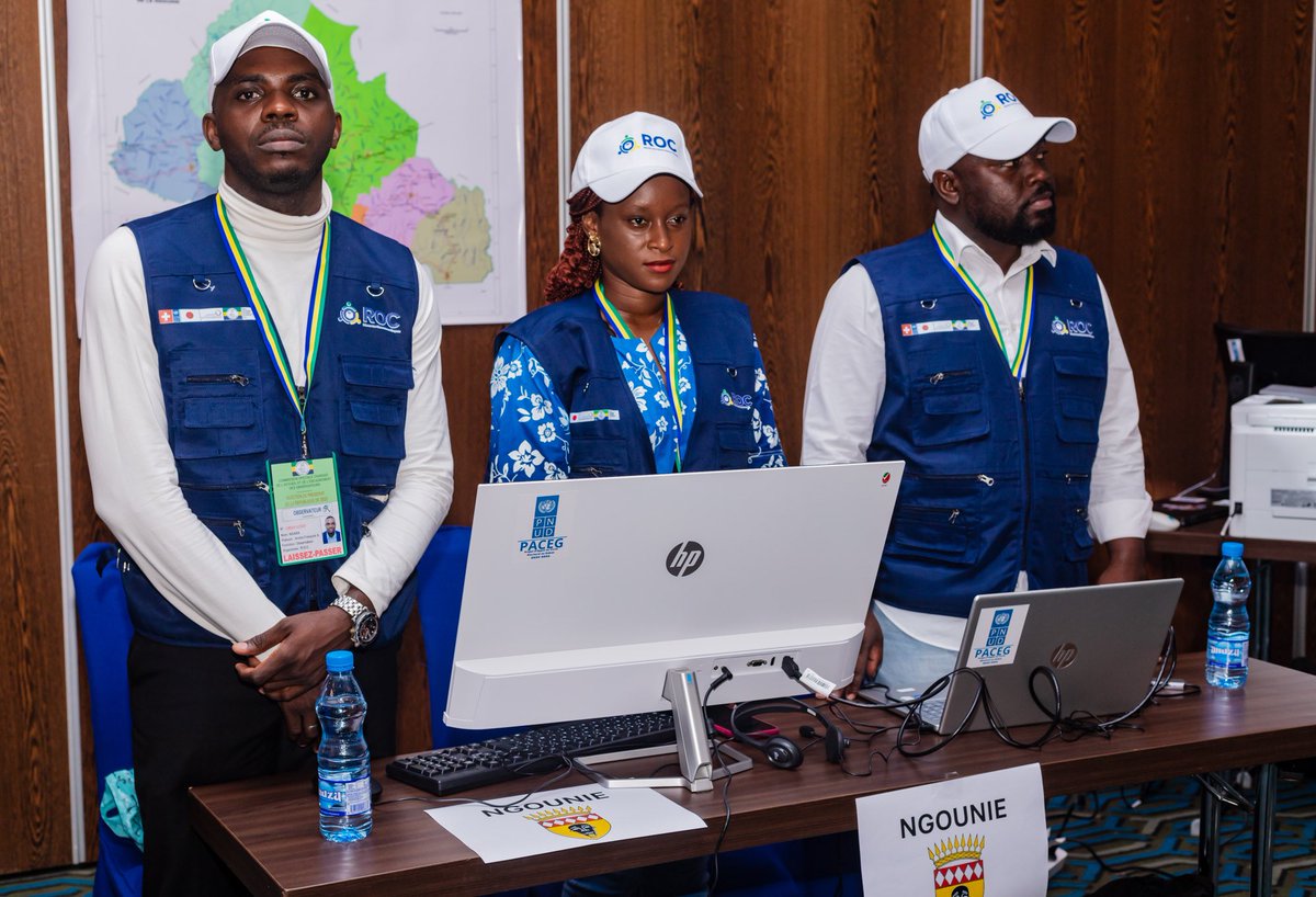 Observateurs_Ga's tweet photo. Sur invitation du ROC, les candidats à l’élection présidentielle du 12 avril ont visité tour à tour, les installations de la Situation Room. 

En images, la visite du candidat Brice Clotaire Oligui Nguema. 

#ROC #Gabon #Démocratie #ObservateursCitoyens https://t.co/qdGNrXysq1