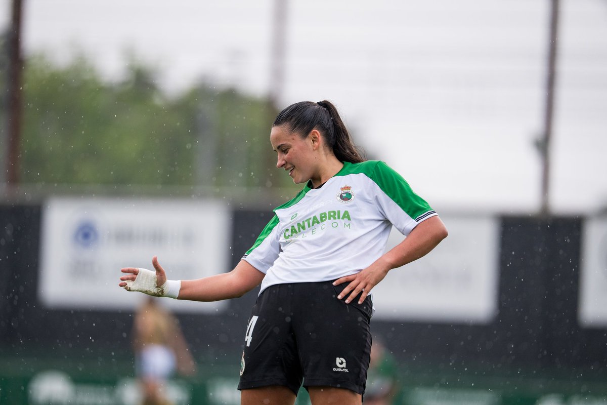 RacingCantera's tweet photo. Una celebración con ‘mucho arte’ ✨️

@jimenacdl 💚 #RacingFem https://t.co/ClpCnUuFe6