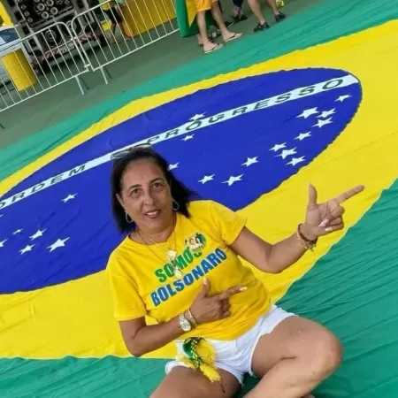 A advogada Edith Christina Medeiros Freire, que chegou a ser presa por envolvimento nos atos golpistas de 8 de Janeiro, rompeu sua tornozeleira eletrônica e está foragida desde 30 de agosto do ano passado (uol)