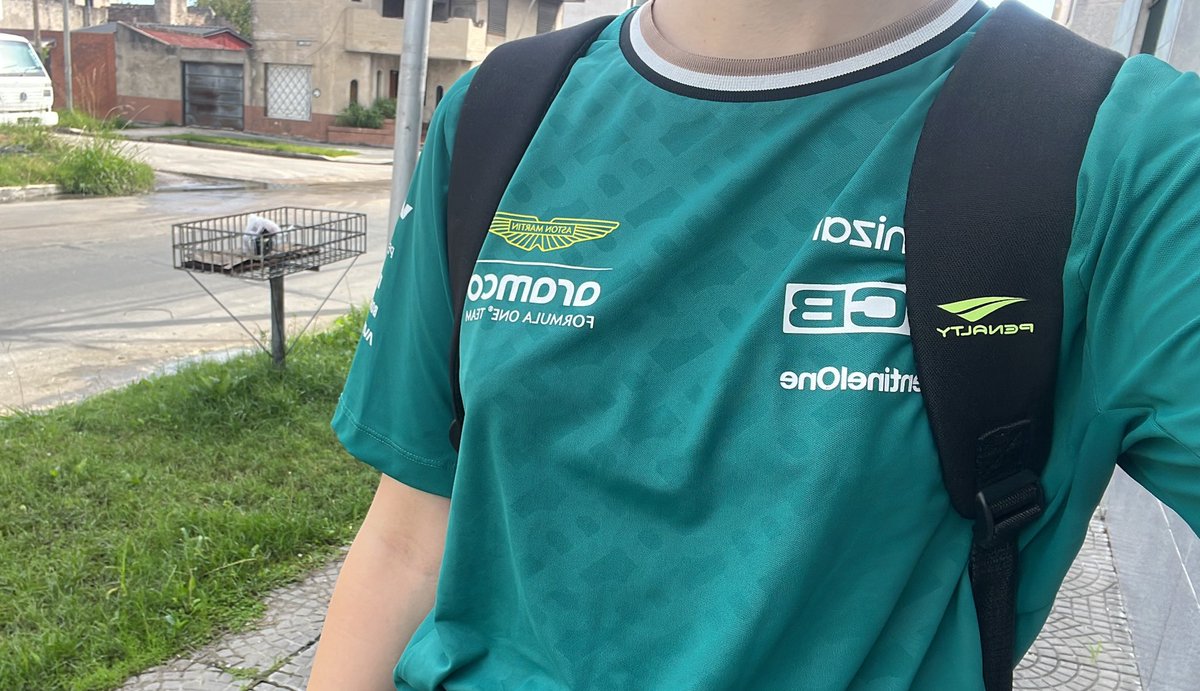 lulistone12's tweet photo. Recién termino de entrenar y mi profesor de pádel dice:

"Te veo en Twitter quejándote de Norris pero vos tampoco tenés mucha mentalidad ganadora que digamos. Y encima la camiseta hoy no te ayuda mucho"

Eternamente meada ☠️⚰️ https://t.co/Q3inj9g78y