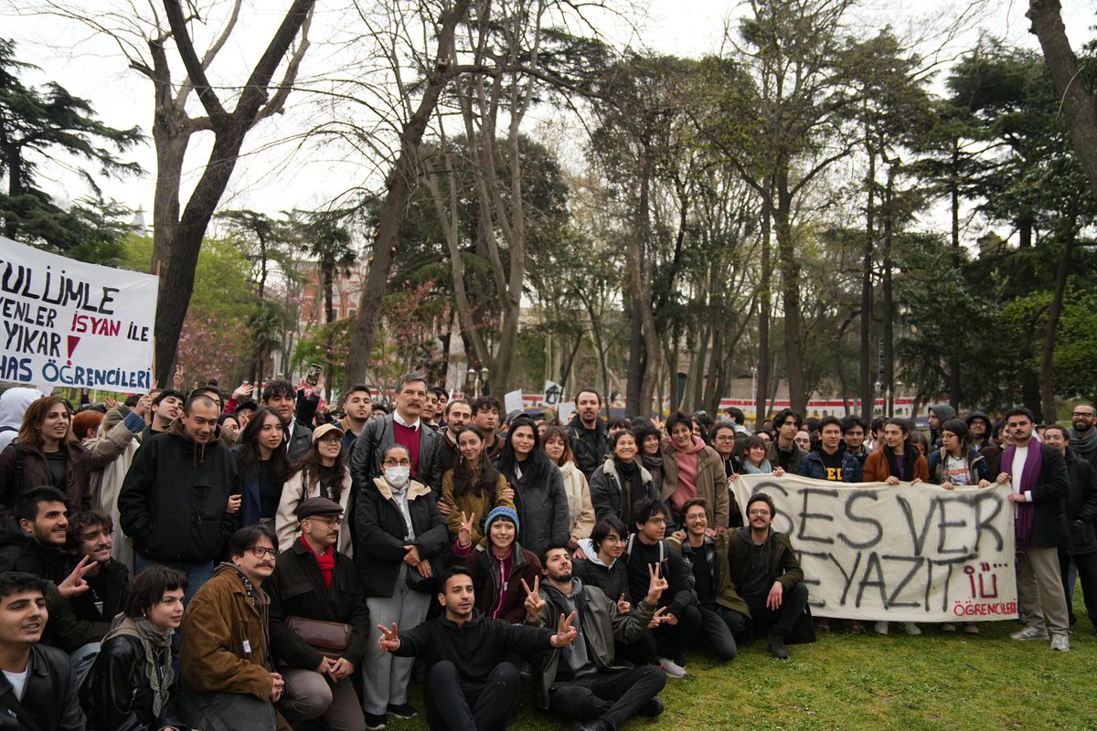 sanki kalp atışları
karışıyor davullara
yürüyoruz gururla
yeni bir yarına

sen de gel katıl bize
diren bütün bu baskıya
durur koca dünya
barikatın arkasında

sen de özgürlüğün için diren omuz omuza!

tip.org.tr/tipe-katil/