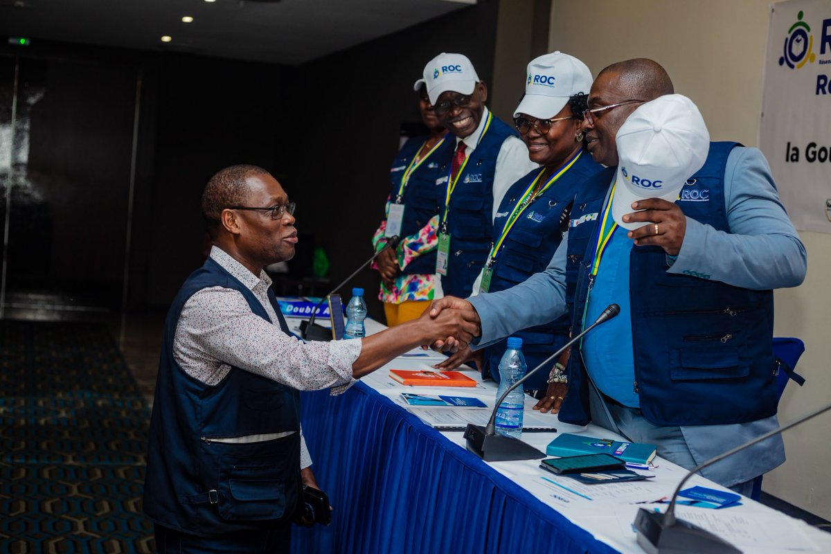Représentant le candidat Alain Claude Bilie-By-Nze, le Révérend Désiré Mounanga a visité les trois Chambre de la Situation Room du Réseau des Observateurs Citoyens.