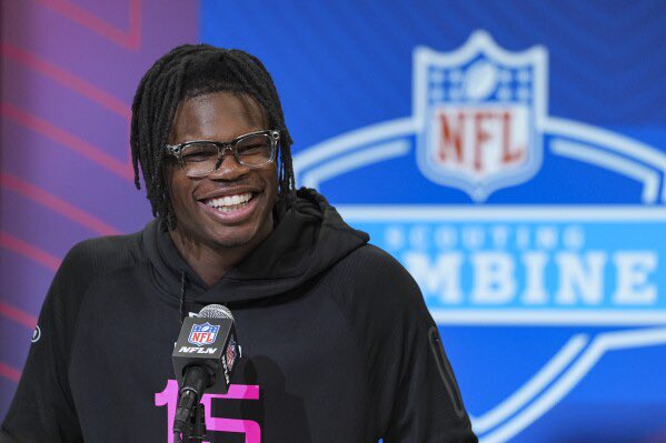 UpdatesFFL's tweet photo. Report: With the first two picks locked in, the third and fourth are still in question. Many believe @KermyDaFrug will select  WR/CB Travis Hunter, meaning @LeGM217 would consider taking WR Tetairoa Mcmillan. More concrete information will come after the NFL draft. #FFL12 https://t.co/gt19xp38OO