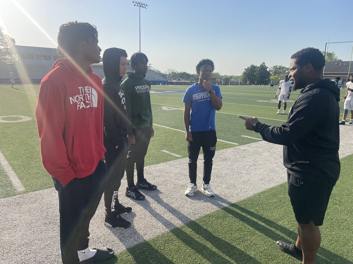 EBG Skills: DB training (@shaun_graham_db) on Twitter photo Early morning but we made it to practice!! What ever it take to get these guys seen
Thanks <a href="/TroyParker_11/">Coach Parker</a> Early morning but we made it to practice!! What ever it take to get these guys seen
Thanks <a href="/TroyParker_11/">Coach Parker</a>