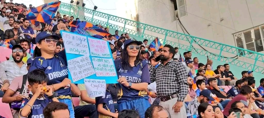 PushpaGangwar10's tweet photo. न ले इम्तिहान हमारे सब्र का
हम हवाओं का रुख बदलने में माहिर हैं।
न कोई मजबूरी न कोई लाचारी
1 मई दिल्ली चलने की करलो तैयारी।
#OPS
#OPS_लागू_करो
#OPSisOurRight
#restore_ops
#OPSisOurRight
#no_nps_no_ups_we_want_ops
@PMOIndia @narendramodi
@nsitharaman @nsitharamanoffc
@BBCHindi https://t.co/n6QE9HeBNx