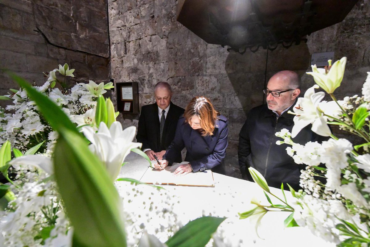 Vull agrair a la Congregació i al prior <a href="/josepguix/">Josep Guix i Feixas</a> pel seu compromís i bona feina a la diada dels <a href="/DolorsDeBesalu/">Dolors de Besalú</a> Gràcies <a href="/fraoctavi/">fra Octavi Vilà</a> x acompanyar-nos a ofici i la consellera <a href="/SilviaPaneque/">Sílvia Paneque</a>   <a href="/Estanis_Fors/">Estanis Fors Garcia</a> Arenys de Mar i Xavier Guitart <a href="/govern/">Govern de Catalunya</a> <a href="/santireixach/">Santi Reixach</a> <a href="/CCGarrotxa/">Consell Comarcal de la Garrotxa</a> x ser-hi