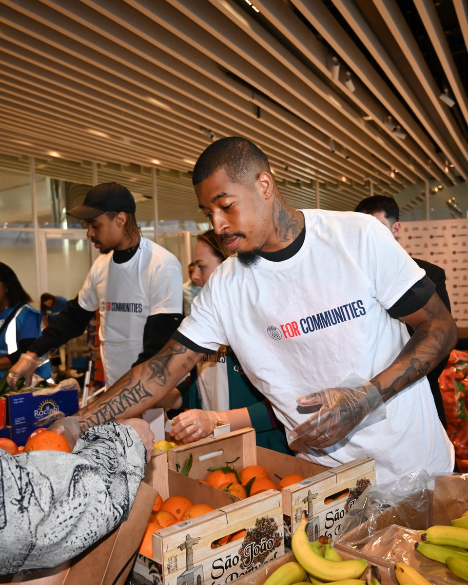 Bradley Barcola, Presnel Kimpembe, Margaux Pinot et des U17 du centre de formation ont participé à la Cantine Solidaire au Parc des Princes aujourd'hui. ❤️💙

Une distribution de denrées alimentaires organisée par 
<a href="/PSG_Communities/">PSG For Communities</a> pour aider les étudiants en situation de
