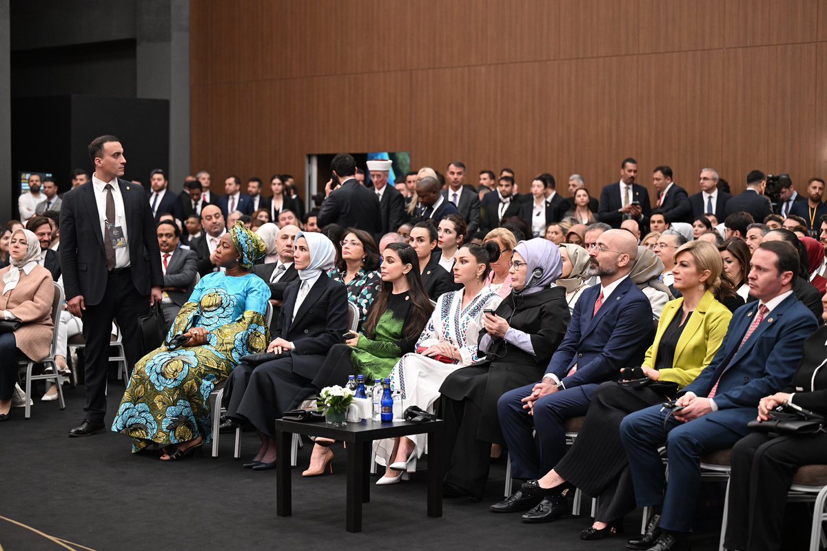1VicePresident's tweet photo. ✔Aprelin 12-də Türkiyənin Antalya şəhərində keçirilən Antalya Diplomatiya Forumu çərçivəsində “Parçalanan dünyada gələcəyin qurulması: Təhsilin transformasiya gücü” adlı panel iclas təşkil olunub.
Azərbaycan Respublikasının birinci xanımı Mehriban Əliyeva və qızı Leyla Əliyeva tədbirdə iştirak ediblər.
✔On April 12, the Antalya Diplomacy Forum, held in the Turkish city of Antalya, featured a panel session entitled “Building the future in a Fragmented World: Transformative Power of Education.”
First Lady of the Republic of Azerbaijan Mehriban Aliyeva, along with her daughter Leyla Aliyeva, attended the event.
 
#MehribanAliyeva