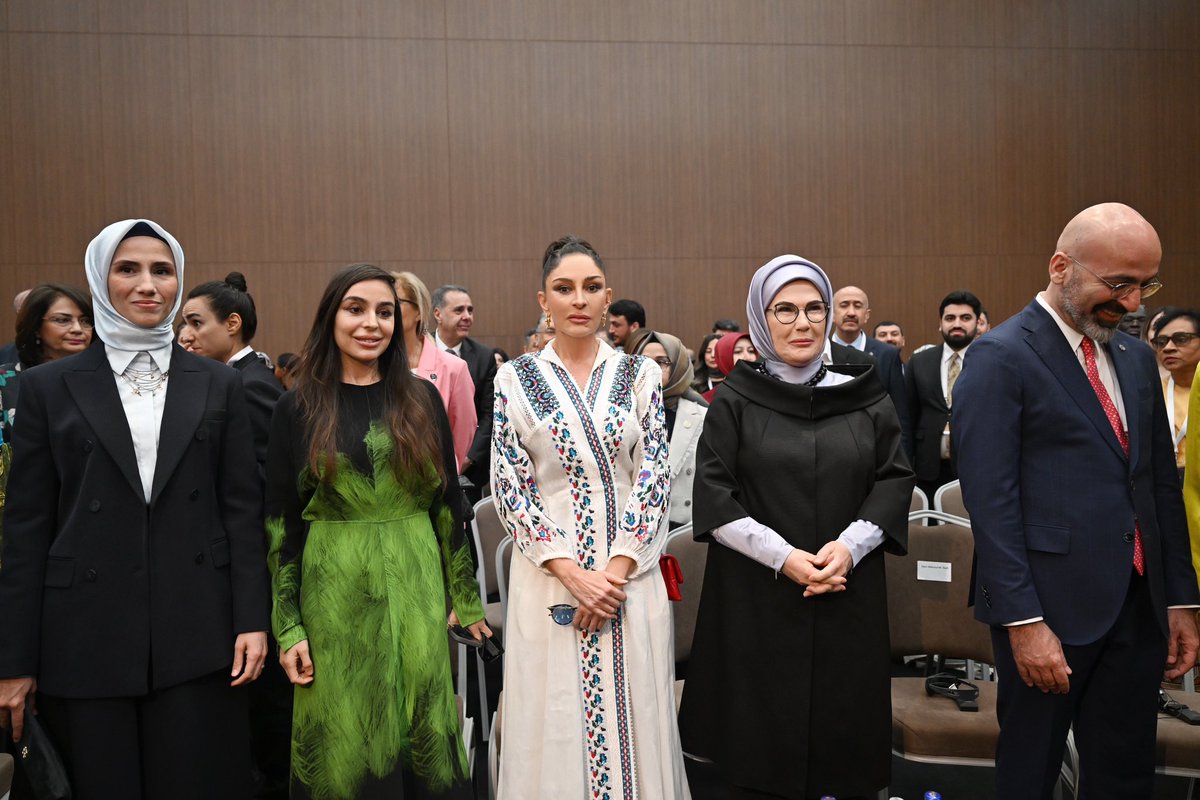 1VicePresident's tweet photo. ✔Aprelin 12-də Türkiyənin Antalya şəhərində keçirilən Antalya Diplomatiya Forumu çərçivəsində “Parçalanan dünyada gələcəyin qurulması: Təhsilin transformasiya gücü” adlı panel iclas təşkil olunub.
Azərbaycan Respublikasının birinci xanımı Mehriban Əliyeva və qızı Leyla Əliyeva tədbirdə iştirak ediblər.
✔On April 12, the Antalya Diplomacy Forum, held in the Turkish city of Antalya, featured a panel session entitled “Building the future in a Fragmented World: Transformative Power of Education.”
First Lady of the Republic of Azerbaijan Mehriban Aliyeva, along with her daughter Leyla Aliyeva, attended the event.
 
#MehribanAliyeva