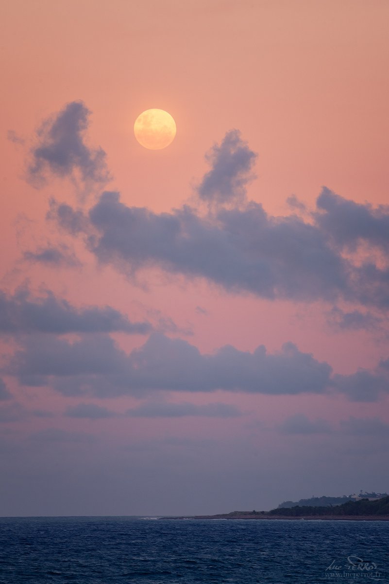 Il y a quelques minutes, avant que la nuit tombe, lever de Lune sur la côte Nord de la Réunion.