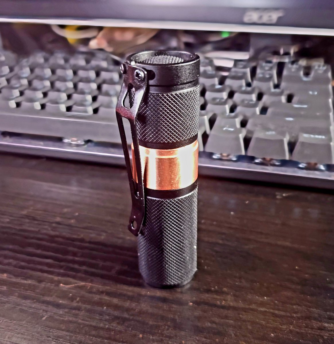 THESMASHY's tweet photo. Convoy S6 with SFT40 in 6500K with 8A buck driver, copper 18350 tube, thermal paste on the threads at the head, forward clicky, mode group 6 (100%-20%-1%), memory off.  Black stainless pocket clip, Vapcell M11 v2.  "Copperhead."  Not as catchy, I know. https://t.co/uPlARfX0gB