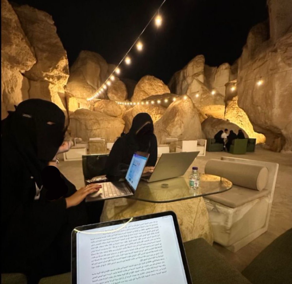 جانب من مشاركتنا في #يونيثون 2025 التابع لجامعة الملك فيصل، رحلة جديدة وتجربة مختلفة جمعتني بطالبات موهوبات ،من بين 243 فكرة تأهلنا ضمن 27 فريق لتمثيل جامعة جدة بكل حب