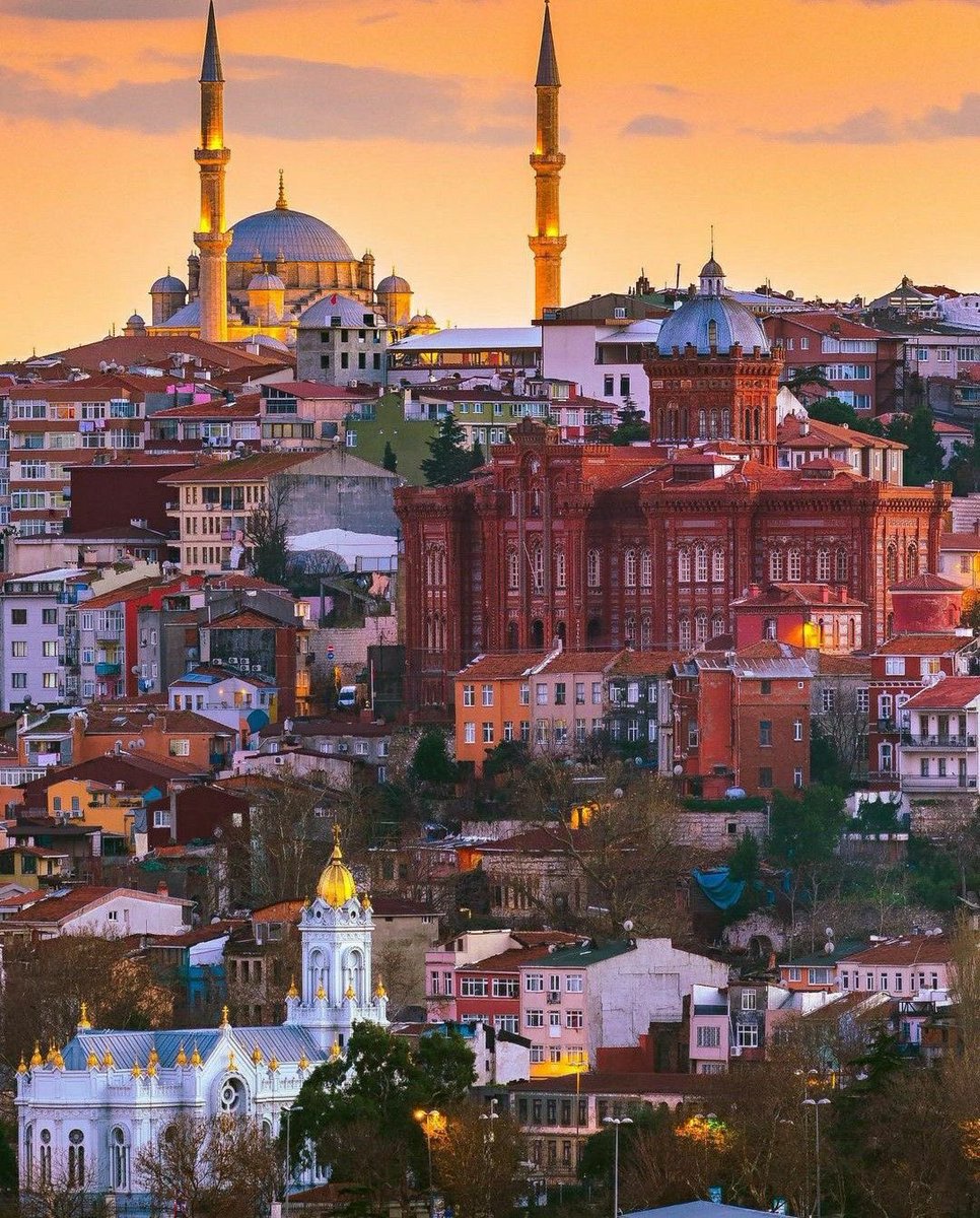 Eskiden beri Türkiye'de "Sol'un oyu asla yüzde otuzu bile bulmaz" diye bi ön yargı vardır. Şimdi bu ön yargı yalnız kırılmakla kalmayıp ufalanmaya da başladı. Yeni nesil, ağırlıklı olarak Sol eğilimli. Alfa kuşağı (şimdinin deyimiyle) daha Sol olacak. Bir devir sona eriyor... >>