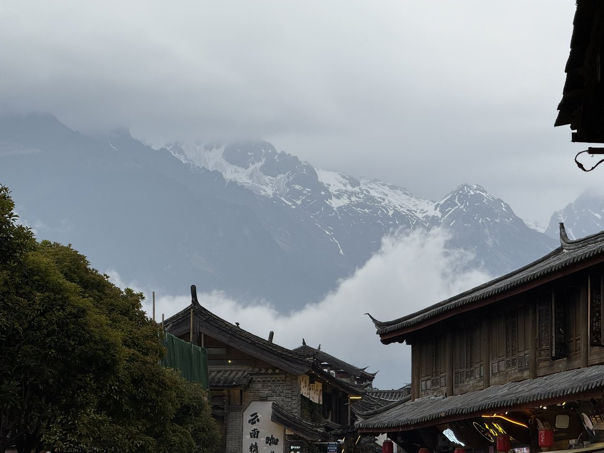 orange_rainbow9's tweet photo. 天气不好的丽江，但也是幸运的看到了雪山 https://t.co/XG7HO5chDW