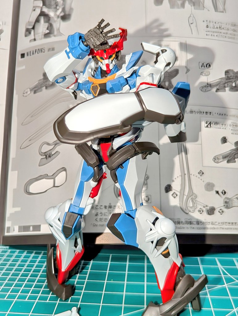 HGジークアクス作りました。頭部を作る際、何度小さいパーツ飛ばして探し回ったかわかりませんが何とか完成できて良かったです。 
