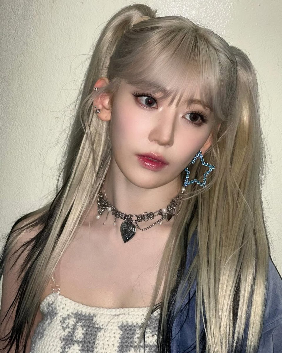 kkuraffim's tweet photo. 𖤓  𝖮𝗉.  𝟣𝟤𝟢𝟦:  𝗆𝖾    𝗐𝗂𝗍𝗁    𝗇𝗈    𝗄𝗄𝗎𝗋𝖺.
фиарнот, здравствуйте! не сильно ли я опоздала с постом? крайне извиняюсь и впредь буду появляться гораздо чаще. < 3 прикреплю пару фотографий для вас. 
(  🫐  )    예쁜    𑄽𑄺   𝓈𝗈𝗎𝗅𝗆𝖺𝗍𝖾   𝗅𝗈̄𝗏𝖾. https://t.co/oMN3GIqzOu