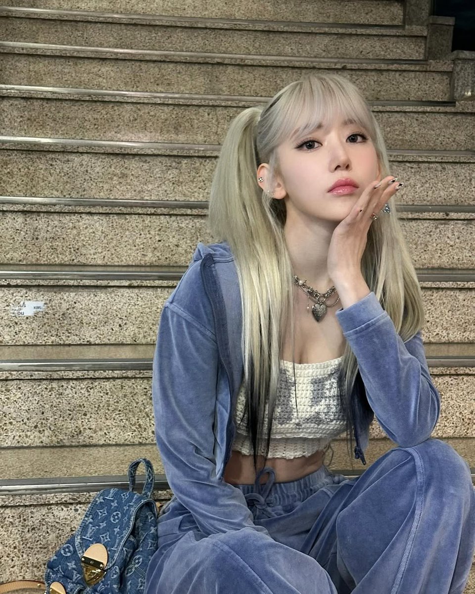 kkuraffim's tweet photo. 𝟭.    𝗍𝗋𝗎𝖾　𝟮.    𝑙𝗈𝗏𝖾   […]   𝗸𝗸𝘂𝗿𝗮  𝗂𝗇   𝗍𝗁𝖾   공기. https://t.co/jaeYefV17S