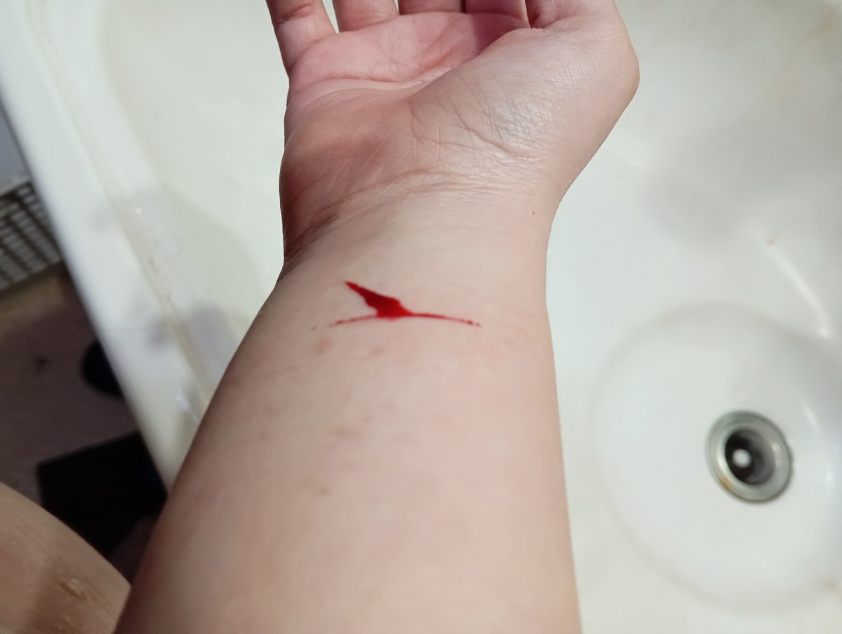 高校時代にリスカ切ってたから
何年ぶりか、リスカ切ったら血🩸出た、あはは