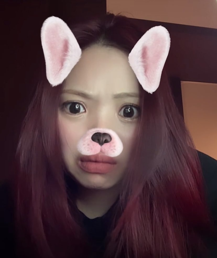 ketchupryujin's tweet photo. HER REACTION IM CRYINGGG 😭😭😭 https://t.co/nKHNQtkhFV