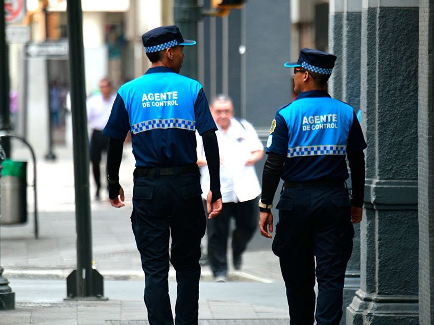 aquilesalvarez's tweet photo. Este domingo 13 de abril mientras todos salimos a votar, más de 1.400 agentes estarán en las calles trabajando para que el proceso electoral se viva con tranquilidad. 

Segura EP tendrá las cámaras vigilando cada rincón, agentes municipales en terminales, recintos electorales, ferias y zonas comerciales, paramédicos listos para cualquier emergencia y patrullas recorriendo la ciudad sin descanso. 

La ATM desplegará 928 uniformados por todo Guayaquil para ayudar con el tránsito durante las elecciones.

Todo este equipo estará ahí, no solo para controlar el espacio público sino para cuidar de ti, de tu familia y de tu derecho al voto. Porque vigilar la seguridad en días como este, también es parte de la democracia en la #CiudadDeTodos.