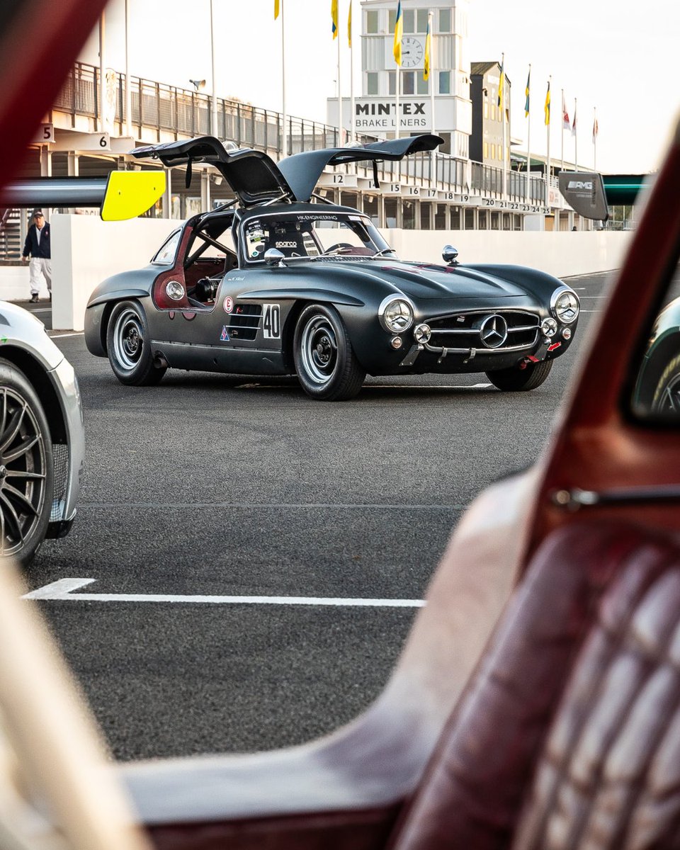 GoodwoodRRC's tweet photo. We took the opportunity to get these beautiful Gullwing's together ahead of the #82MM weekend. These stunning machines decorated the circuit giving us all a sight to behold. Are these the prettiest sports cars #Mercedes has produced? 

📸 In Motion Images https://t.co/ea3KM4xjJX