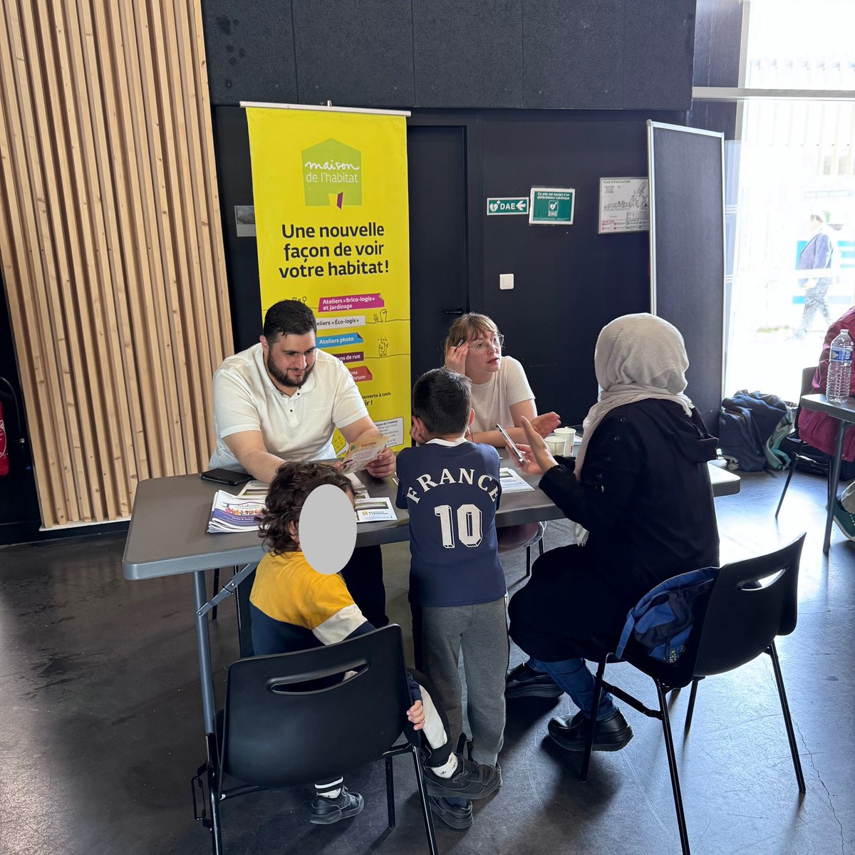 Scx_Flo's tweet photo. Rdv au Forum Leopold Sedar Senghor de @Montfermeil_off où @Xavier_Lemoine accueillait les habitants pour aller à la rencontre des partenaires pour « habiter ensemble »
#GrandParisGrandEst était là pour donner des conseils et accompagner aux travaux de #RénovationEnergétique https://t.co/bHEeTTW9Os