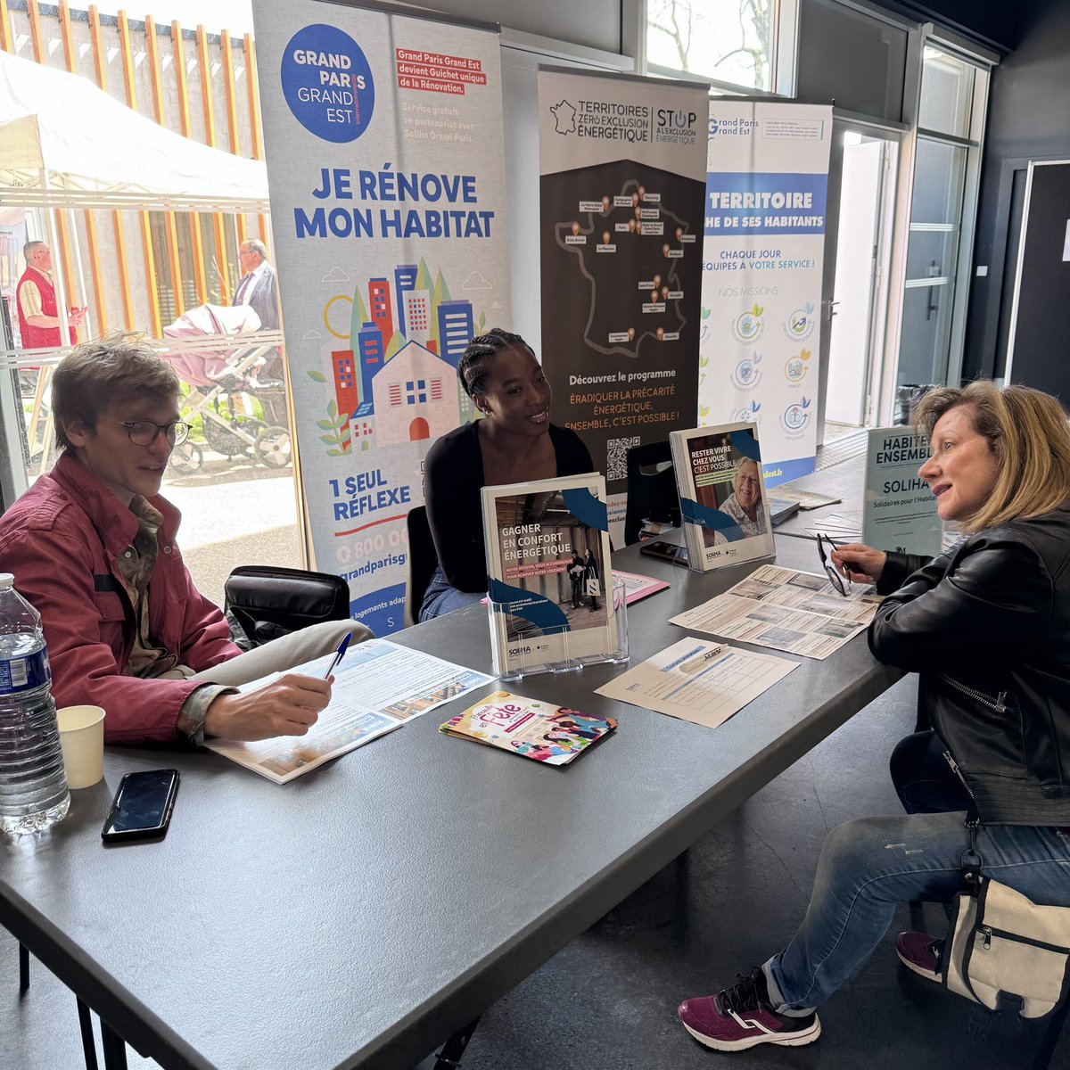 Scx_Flo's tweet photo. Rdv au Forum Leopold Sedar Senghor de @Montfermeil_off où @Xavier_Lemoine accueillait les habitants pour aller à la rencontre des partenaires pour « habiter ensemble »
#GrandParisGrandEst était là pour donner des conseils et accompagner aux travaux de #RénovationEnergétique https://t.co/bHEeTTW9Os