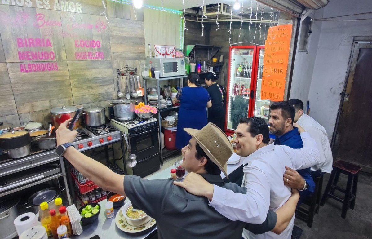sebastianof_gym's tweet photo. Arrancamos la mañana recorriendo el mercado municipal junto al secretario de Gobierno @AdolfoSalazar_ y el srio de Economía y Turismo @gradillasrob supervisando los avances de una obra histórica.
Aprovechamos para desayunar un delicioso menudo en el buen sazón de mi amiga Irlanda https://t.co/rUsfCtMoth
