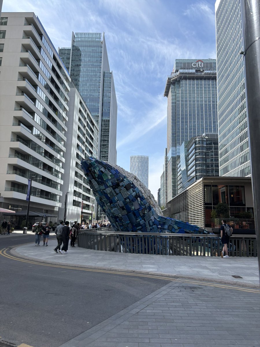 uruchichi's tweet photo. Canary Wharfに突如出現した、海洋ゴミで作ったクジラ🐳たくさん日本語が書かれた漁業用品があって、宮城県の石巻の文字を見つけてハッとしてしまった🥺 https://t.co/a5saEkD06F