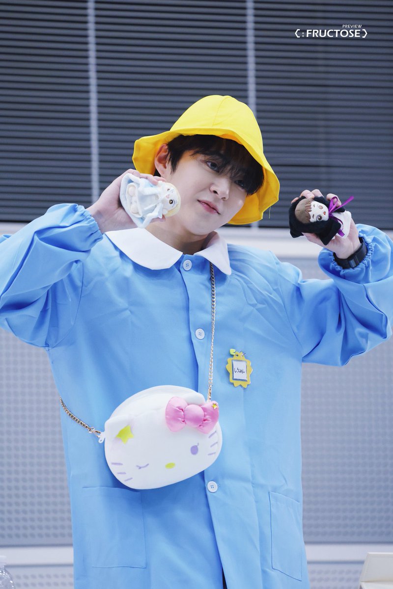 しうちゃん、幼稚園服着てくれてありがとう👶🏻♡
何を持っていくか本当に迷ったけど、これを選んで本当に良かった！
サイン会の時に、着てほしいことを直接伝えたから一番に選んでくれたのかな💭💐
夢のようでした...♡

 #InterviewX #WHEE
#시우민 #XIUMIN #シウミン #秀珉 
#weareoneEXO #엑소 #EXO