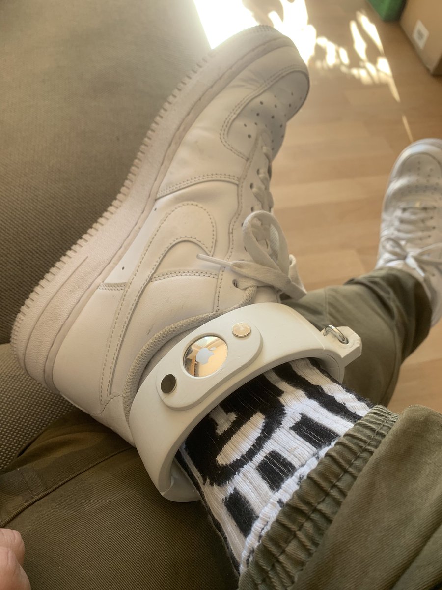 inmate86's tweet photo. Locked in chastity and ankle cuffed with AirTag by @BondTopDE 

@sk8erboy_com 
@kinkystuffmade https://t.co/DSpne66S8z