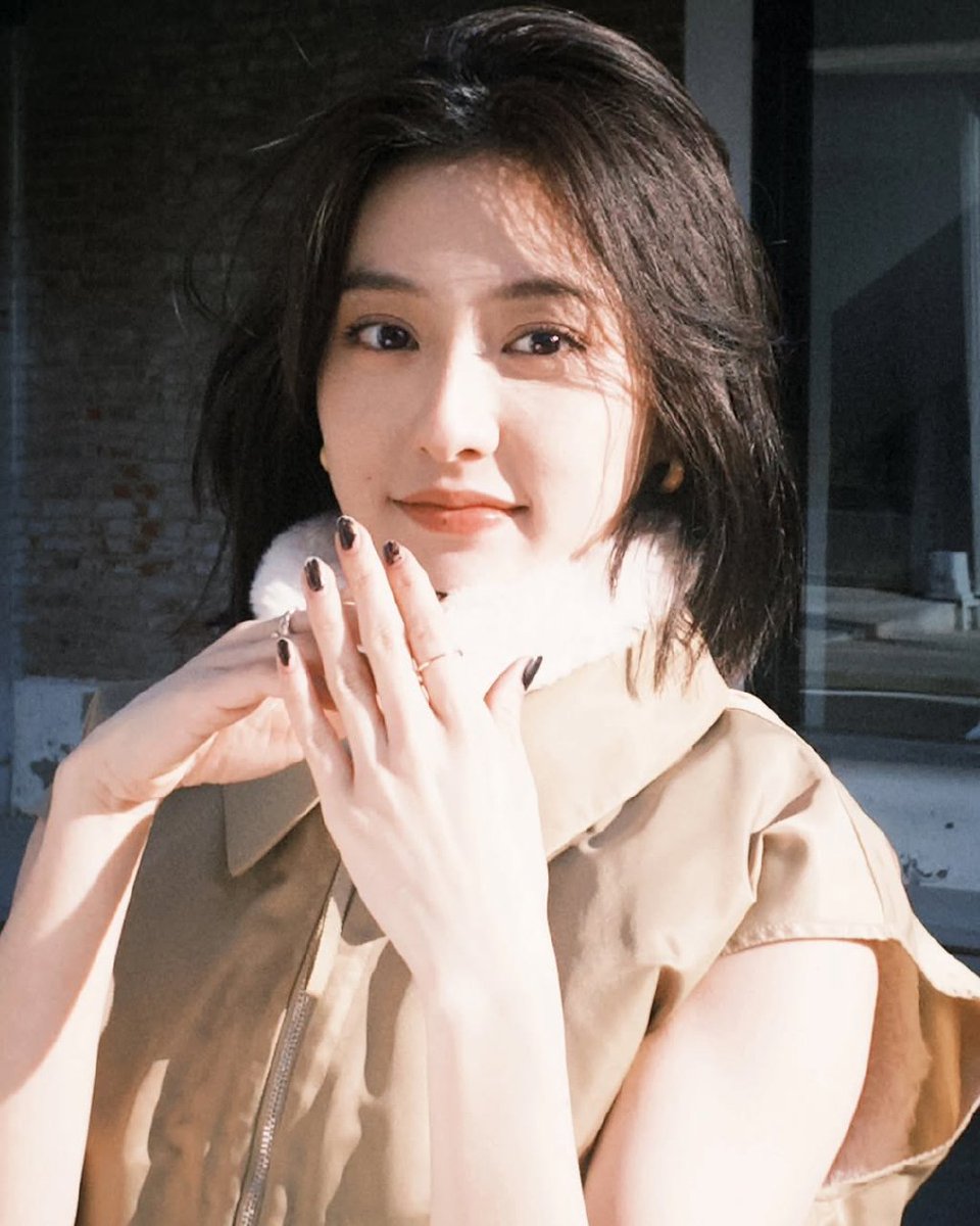 liaanxin's tweet photo. 走出去晒晒太阳，结果爱上了这件衣服带来的舒适感。 𝑻𝒉𝒆 𝒇𝒍𝒖𝒇𝒇𝒚 𝒄𝒐𝒍𝒍𝒂𝒓 𝑖𝑠 𝑑𝑒𝑓𝑖𝑛𝑖𝑡𝑒𝑙𝑦 𝑚𝑦 𝑓𝑎𝑣𝑜𝑟𝑖𝑡𝑒 𝑝𝑎𝑟𝑡. 𝖪𝗂𝗇𝖽𝖺 𝖿��𝖾𝗅𝗂𝗇𝗀 𝖼𝗎𝗍𝖾 𝗍𝗈𝖽𝖺𝗒, 𝗌𝗈 𝗁𝖾𝗋𝖾’𝗌 𝖺 𝗅𝗂𝗍𝗍𝗅𝖾 𝗌𝗈𝖿𝗍 𝗆𝗈𝗆𝖾𝗇𝗍 𝗍𝗈 𝗌𝗁𝖺𝗋𝖾! https://t.co/Nps1XLXjOx