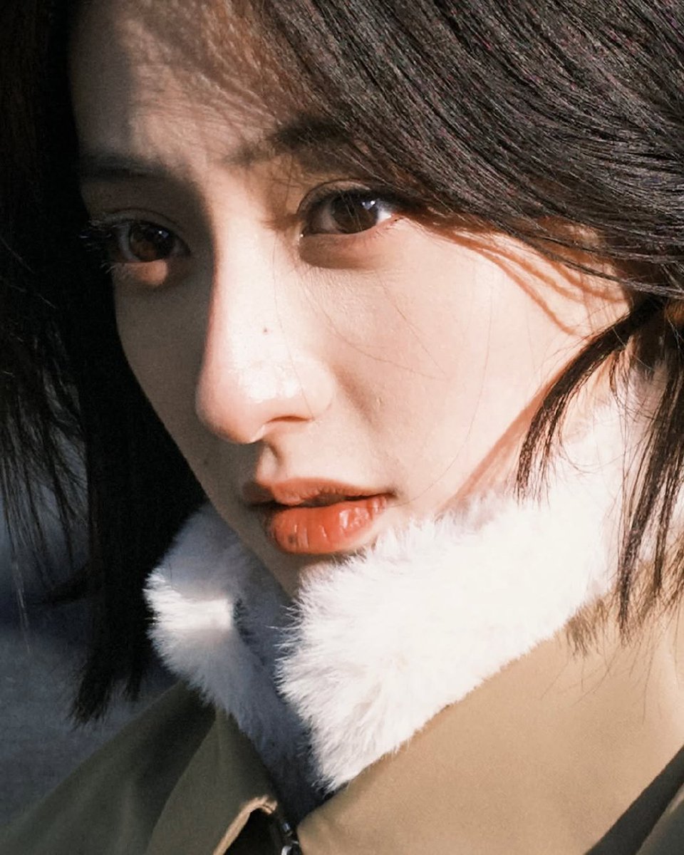 liaanxin's tweet photo. 走出去晒晒太阳，结果爱上了这件衣服带来的舒适感。 𝑻𝒉𝒆 𝒇𝒍𝒖𝒇𝒇𝒚 𝒄𝒐𝒍𝒍𝒂𝒓 𝑖𝑠 𝑑𝑒𝑓𝑖𝑛𝑖𝑡𝑒𝑙𝑦 𝑚𝑦 𝑓𝑎𝑣𝑜𝑟𝑖𝑡𝑒 𝑝𝑎𝑟𝑡. 𝖪𝗂𝗇𝖽𝖺 𝖿��𝖾𝗅𝗂𝗇𝗀 𝖼𝗎𝗍𝖾 𝗍𝗈𝖽𝖺𝗒, 𝗌𝗈 𝗁𝖾𝗋𝖾’𝗌 𝖺 𝗅𝗂𝗍𝗍𝗅𝖾 𝗌𝗈𝖿𝗍 𝗆𝗈𝗆𝖾𝗇𝗍 𝗍𝗈 𝗌𝗁𝖺𝗋𝖾! https://t.co/Nps1XLXjOx