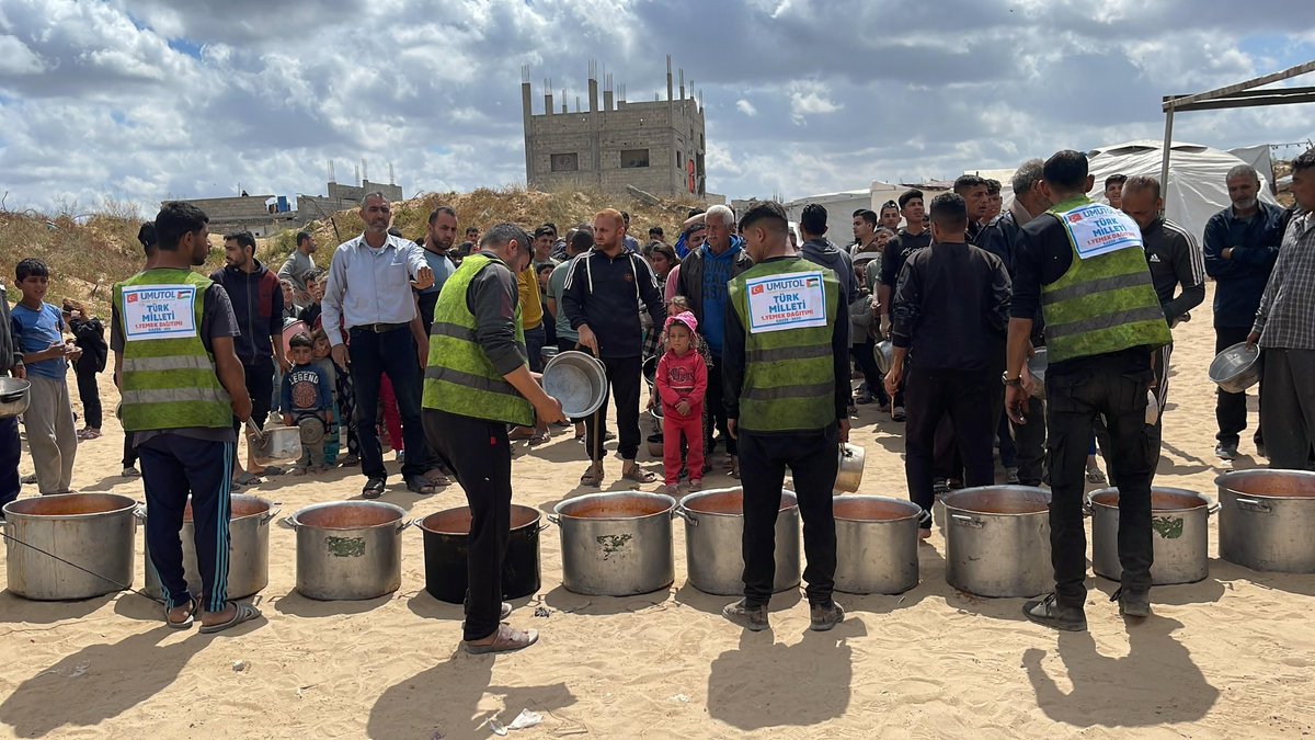 VolkanOkcuoglu's tweet photo. İsrail çok güzel propaganda ve algı yapıyor...

Kendisini kudretli, hakim bizi ise aciz ondan izinsiz bir buğday tanesi bile sokamaz olarak lanse ediyor...

Bekliyor ki direncimiz umudumuz hevesimiz kırılsın, onlara yalvaralım...

EY İSRAİL TANE BİLE SOKAMAZSIN DEDİN KOMPLE AMBARI SOKTUK...

3-5 değil ONLARCA kazan ile daldık sahana...

Üstüne de TÜRK MİLLETİ yazdık...

Kardeşlerimiz de katılırsa 10-20 değil 100 lerce kazan bulacaksın o sahada...

Bu da sana dert olsun İsrail, biz değil sen bizden korkacaksın...

Türk Devleti, Türk Milleti dimdik ayakta oldukça sana bu topraklarda başıboş hakimiyet hakkı BİTMİŞTİR...