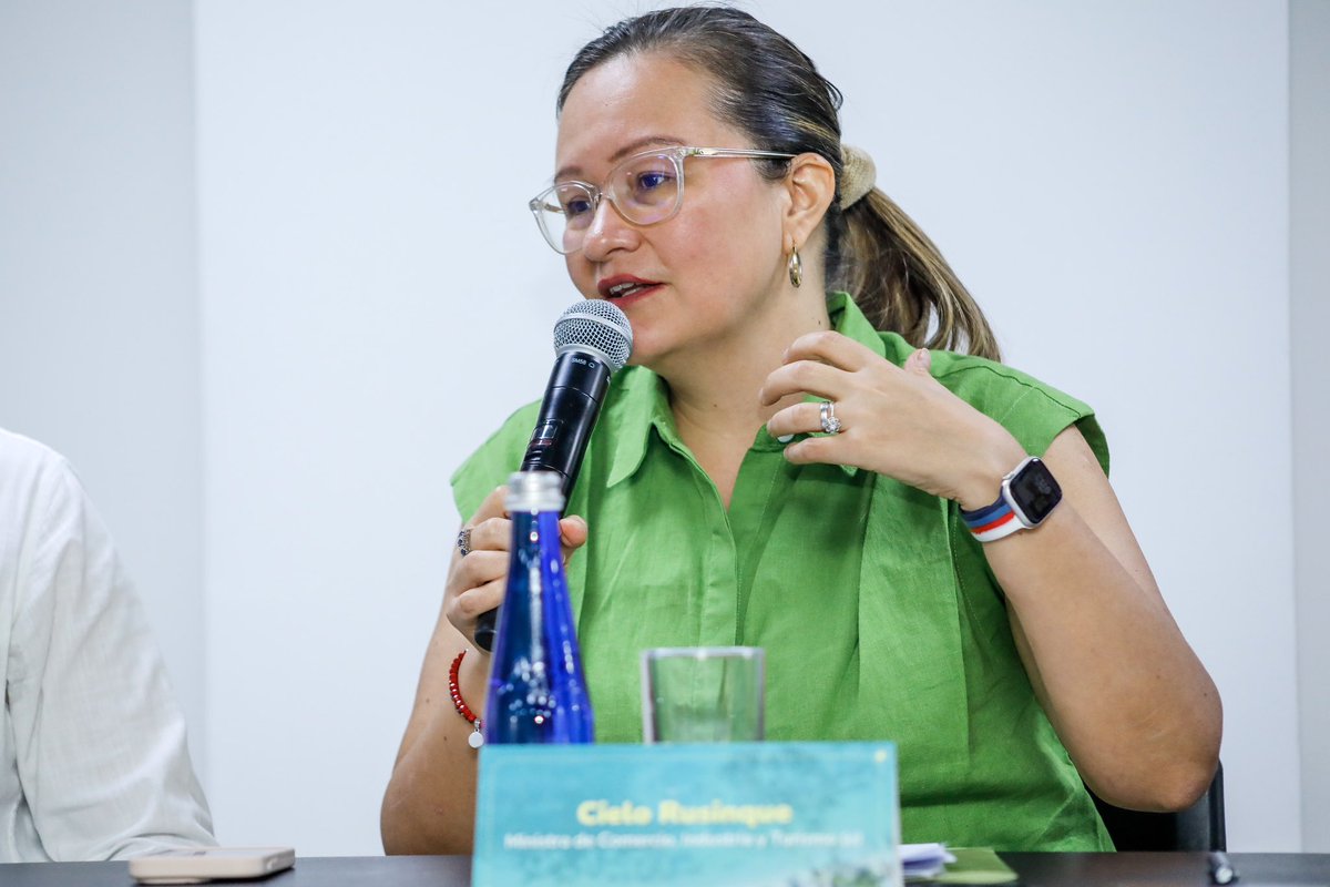 fonturcol's tweet photo. 1/4 Iniciamos la rueda de prensa con la ministra (e) Cielo Rusinque (@MincomercioCo), quien estuvo presente para entregar el nuevo sistema de señalización náutica en Playa Blanca, Barú ⚓🏝️. La inversión de $3.450 millones busca proteger ecosistemas, ordenar el turismo y garantizar la seguridad para más de un millón de visitantes, ya que el turismo con propósito es una prioridad en #ElPaísDeLaBelleza