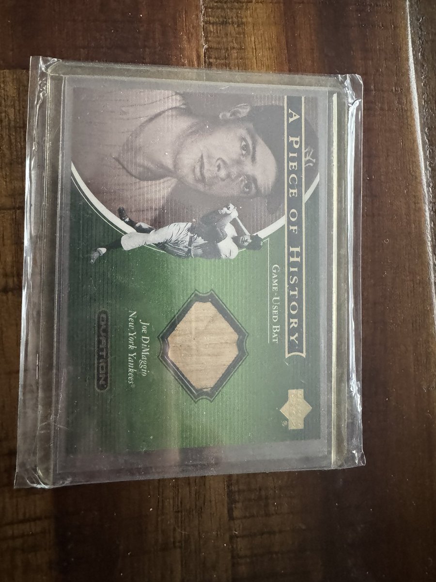 Vonetacular's tweet photo. @SlabtownCollect 01 UD ovation piece of history Joe DiMaggio 
$50 shipped https://t.co/BtvHR9UFhr