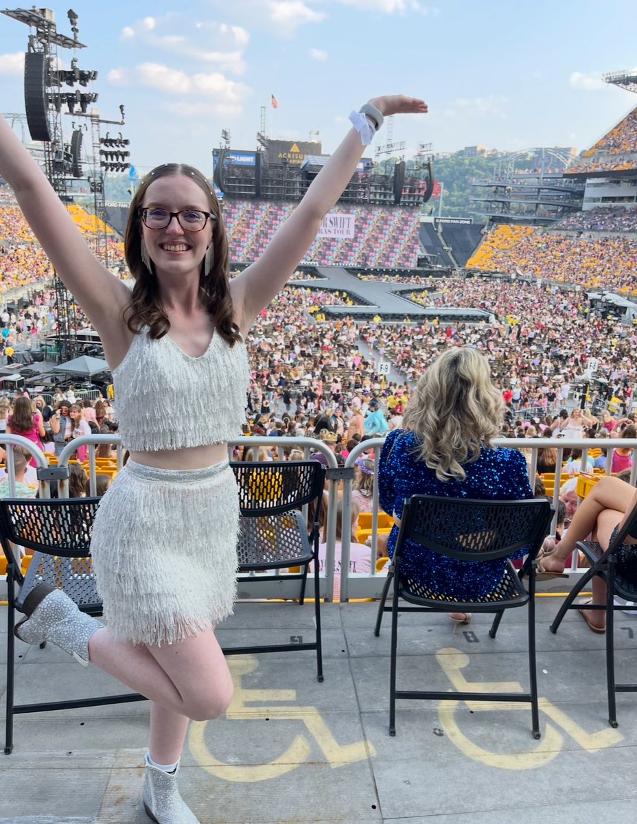 kencat0's tweet photo. About me:
💜I’m 21
💜Been a swiftie for as long as I can remember
💜seen Taylor 3 times
💜spent way too much money on merch
#TaylorSwift https://t.co/6AXCpYyUuo