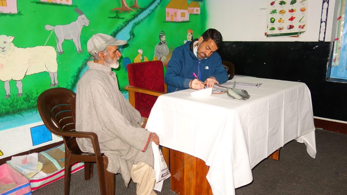 Under #Madadgaar Civic Action Programme, 45 Bn CRPF organised a free medical camp at Chadargeer, PS Hajin, Bandipora. GDMO 45 Bn &amp; 2 CHC Hajin doctors treated 320 locals (164M/156F), with special focus on women &amp; children. Locals appreciated the effort. #CRPF4Nation