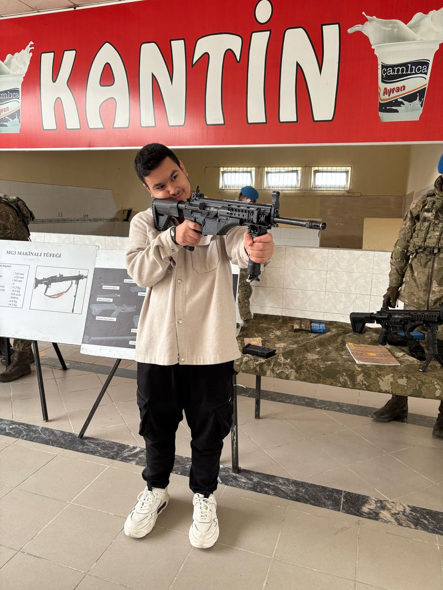 📌Askeri Kışla ziyareti yapan öğrencilerimiz, hem askerlik mesleği hakkında bilgi sahibi oldular hem de savunma araçlarını yakından görme ve tanıma şansı buldular. Etkinlikte emeği geçen öğretmenlerimize, bizleri ilgiyle ağırlayan askerlerimize teşekkür ederiz💐<a href="/EsenlerIlceMEM/">Esenler İlçe Millî Eğitim Müdürlüğü</a>