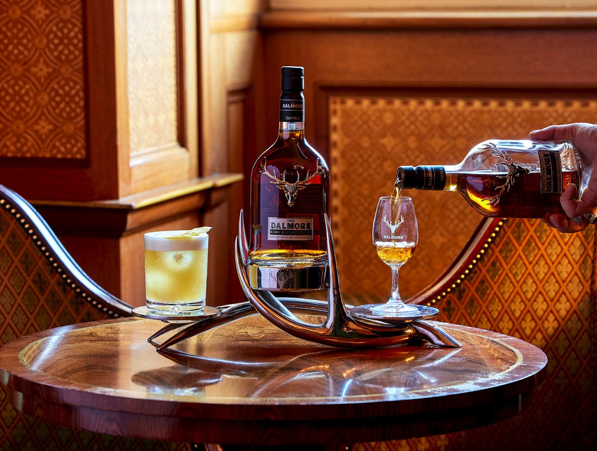 TheLanesborough's tweet image. Mixing up your weekday routine 🎹 🥃 Join us at The Library Bar for Live Nights on Tuesday and Wednesday evenings and discover The Dalmore King Alexander III, served alongside a Dalmore Sour. bit.ly/4lsDb5V #TheDalmore #livemusic #cocktailbar #mixology #london