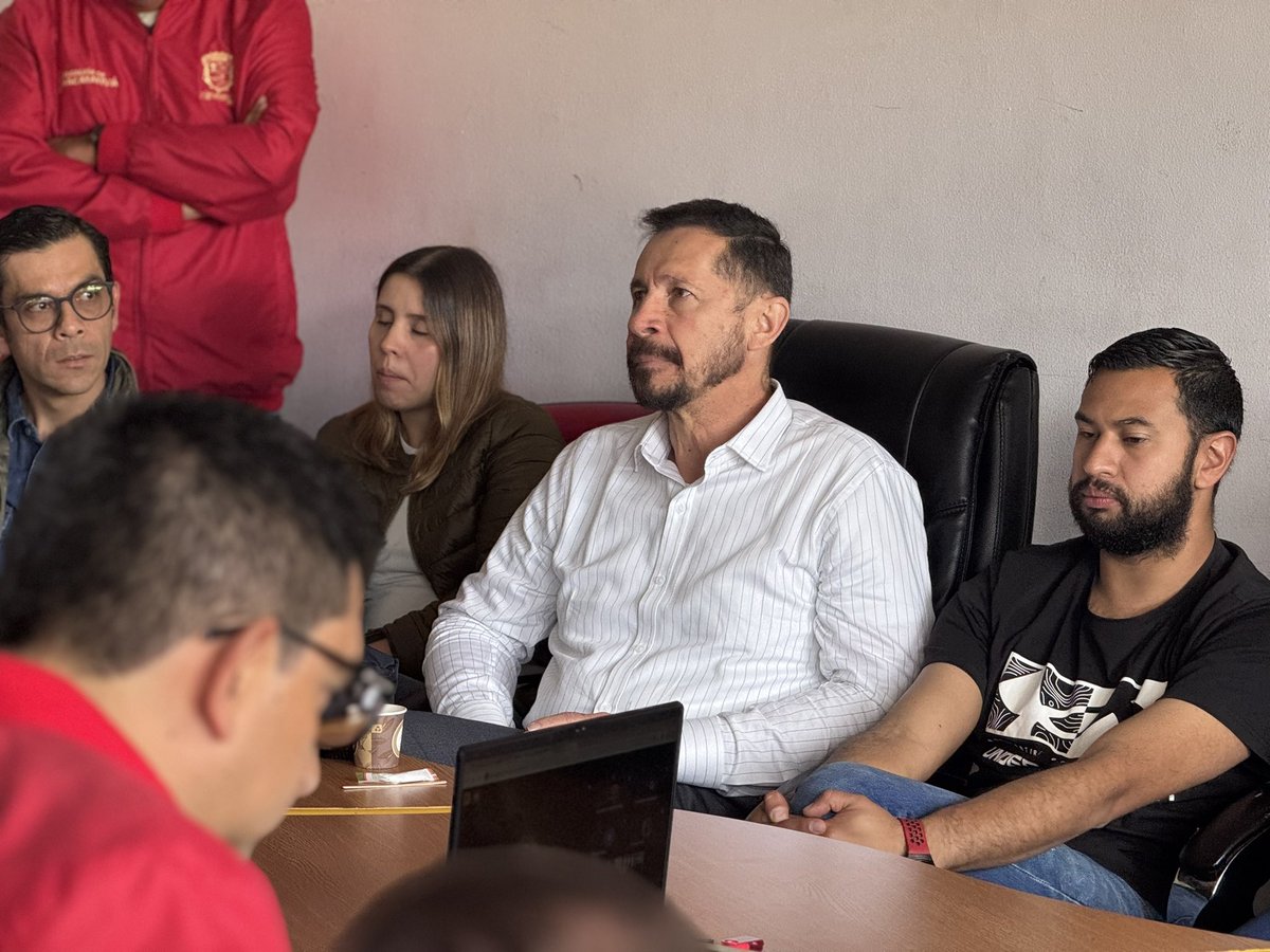 carloscasas77's tweet photo. Reparar la calle 15 es urgente: su colapso afectaría a Facatativá y al país. Hoy, el paso restringido pone en riesgo el abastecimiento de @BOG_ELDORADO en plena Semana Santa. ¡La solución es de todos! #Facatativá @InviasOficial @MinTransporteCo @MinEnergiaCo #opain @ANI_Colombia https://t.co/ZcJhuZ4rXa
